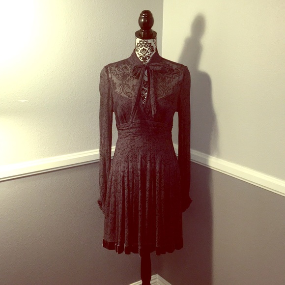 Elie Tahari Dresses & Skirts - Elie Tahari Silk&Velvet Purple Long Sleeve Dress!